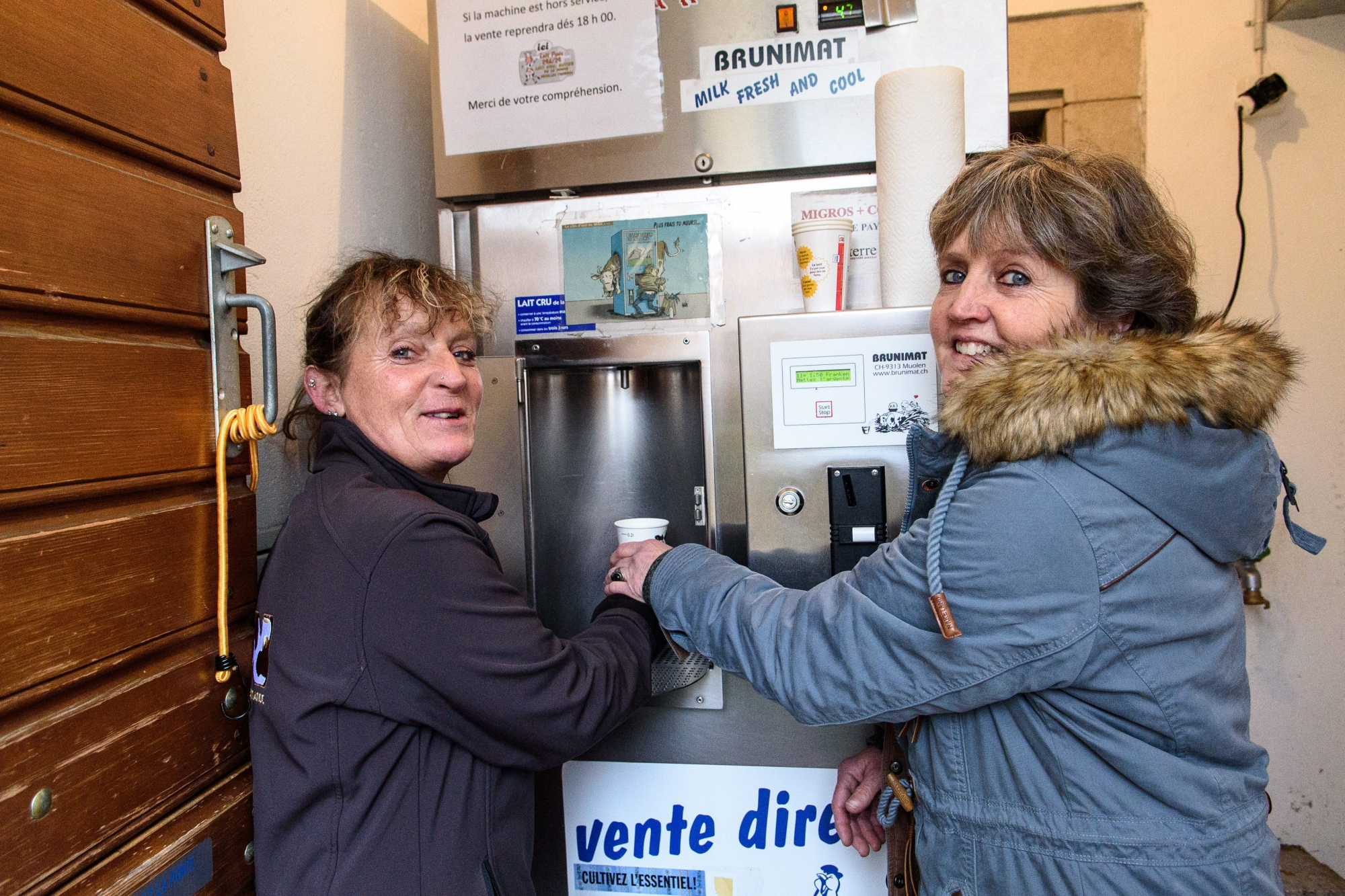 Bassins, vendredi 26 janvier 2018, machine à distribuer le lait en self, sur l'image, les soeurs Treboux, Liliane et Sonia Treboux, photos Cédric Sandoz