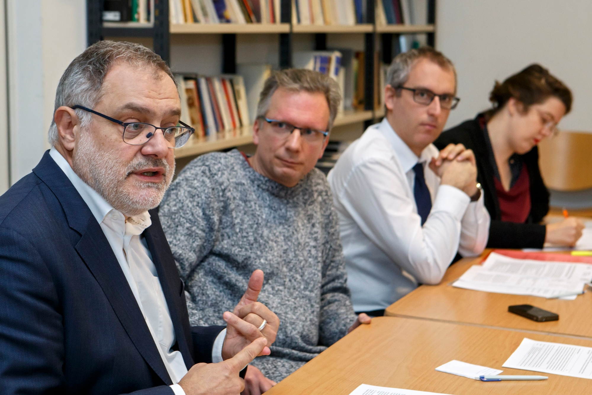 Carlo Sommaruga, gauche, Conseiller national Socialiste GE, accompagne de Yves Mugny, 2e gauche, secretaire syndical d'Unia Geneve, et des avocats des ouvriers polonais Christian Dandres, 2e droite, Caroline Renold, droite, s'exprime lors de la conference de presse d'Unia concernant des ouvriers polonais payes 8 euros de l'heure sur un chantier des Hopitaux universitaires de Geneve (HUG), ce lundi 29 janvier 2018 a Geneve. (KEYSTONE/Salvatore Di Nolfi) SUISSE UNIA DUMPING SALARIAL OUVRIERS