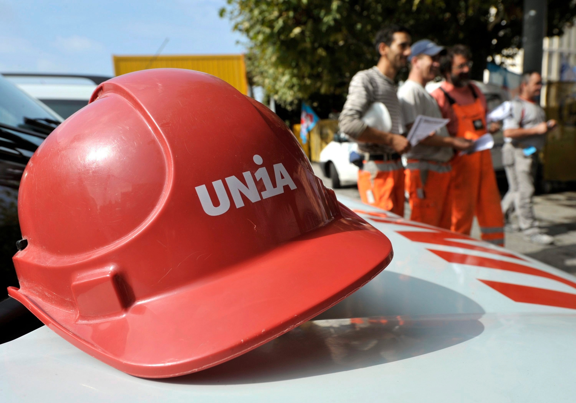 Les syndicats genevois du batiment SIT, Syna et Unia ont offert des grillades lors d'une action syndicale aux ouvriers d'un grand chantier du centre-ville a Geneve, ce jeudi 17 septembre 2009. Cette action se deroule dans le cadre de la semaine d'actions organisee par la Communaute genevoise d'action syndicale (CGAS) qui vise a mobiliser les salaries du canton pour la grande manifestation syndicale du 19 septembre a Berne. (KEYSTONE/Martial Trezzini) SUISSE DEMO GRILLADES SYNDICATS SIT SYNA UNIA