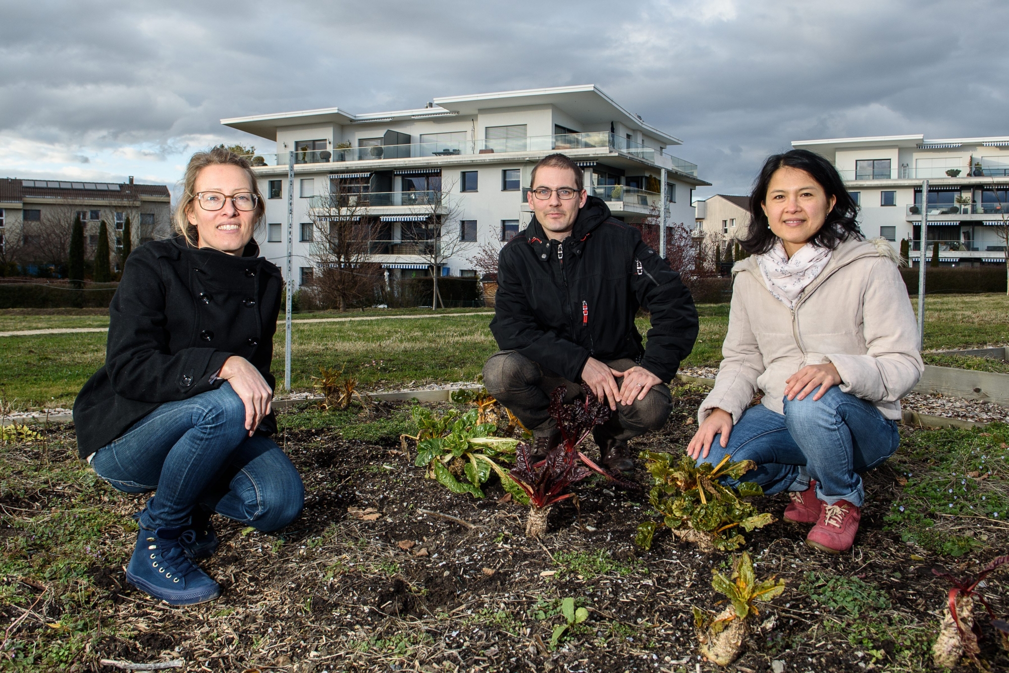 Préverenges, samedi 3 février 2018, création de jardins communautaires en récupérant des jardins appartenant à la voirie, sur la photo, de gauche à droite : Anna Perret (Eco jardins Morges, Lionel Berger (voirie) et Tu Wüst (municipale des affaires sociales), photos Cédric Sandoz