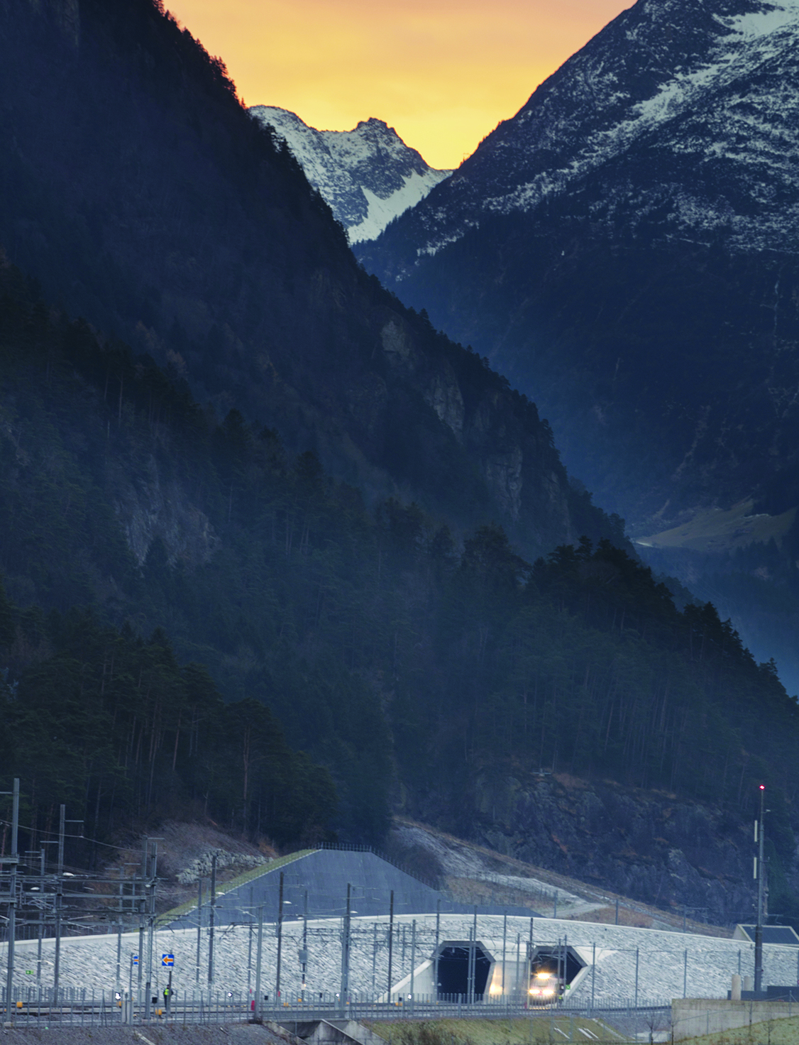ARCHIVBILD ZUR BILANZ DER SBB UEBER DEN BETRIEB DES GOTTHARD-BASISTUNNELS, AM FREITAG, 5. MAI 2017 - Ein Personenzug der SBB faehrt aus dem Nordportal des Gotthard-Basistunnels in Richtung Norden, aufgenommen am Sonntag, 11. Dezember 2016, in Erstfeld. Der heutige 11. Dezember ist ein besonderer Tag fuer die Schweiz: Nach 17 Jahren Bauzeit wird der Gotthard-Basistunnel, mit 57 Kilometern der laengste Tunnel der Welt, feierlich in den regulaeren Fahrplan aufgenommen. (KEYSTONE/Gaetan Bally) *** NO SALES, NO ARCHIVES ***