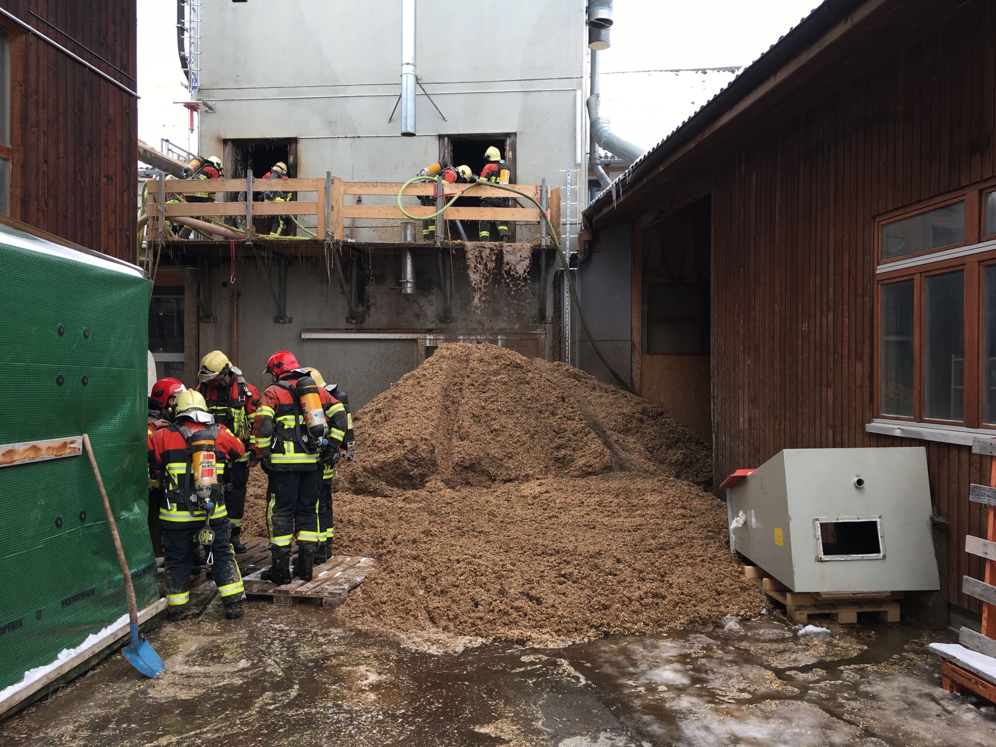 Les hommes du feu de plusieurs communes sont mobilisés, de même que les pompiers professionnels de Berne et de Bienne. Les raisons de l'incendie ne sont pas connues.