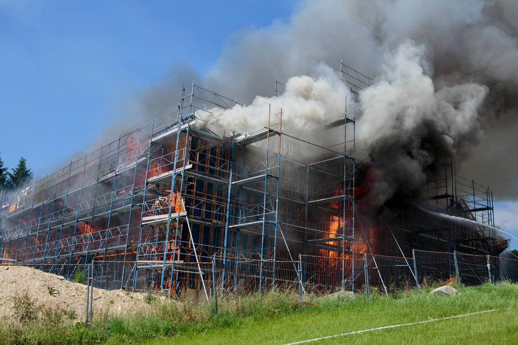 Le feu s’était répandu rapidement entre les deux couches de charpente. L’ensemble du bâtiment en chantier s’est embrasé, entraînant une lutte de huit heures des pompiers contre cet incendie.