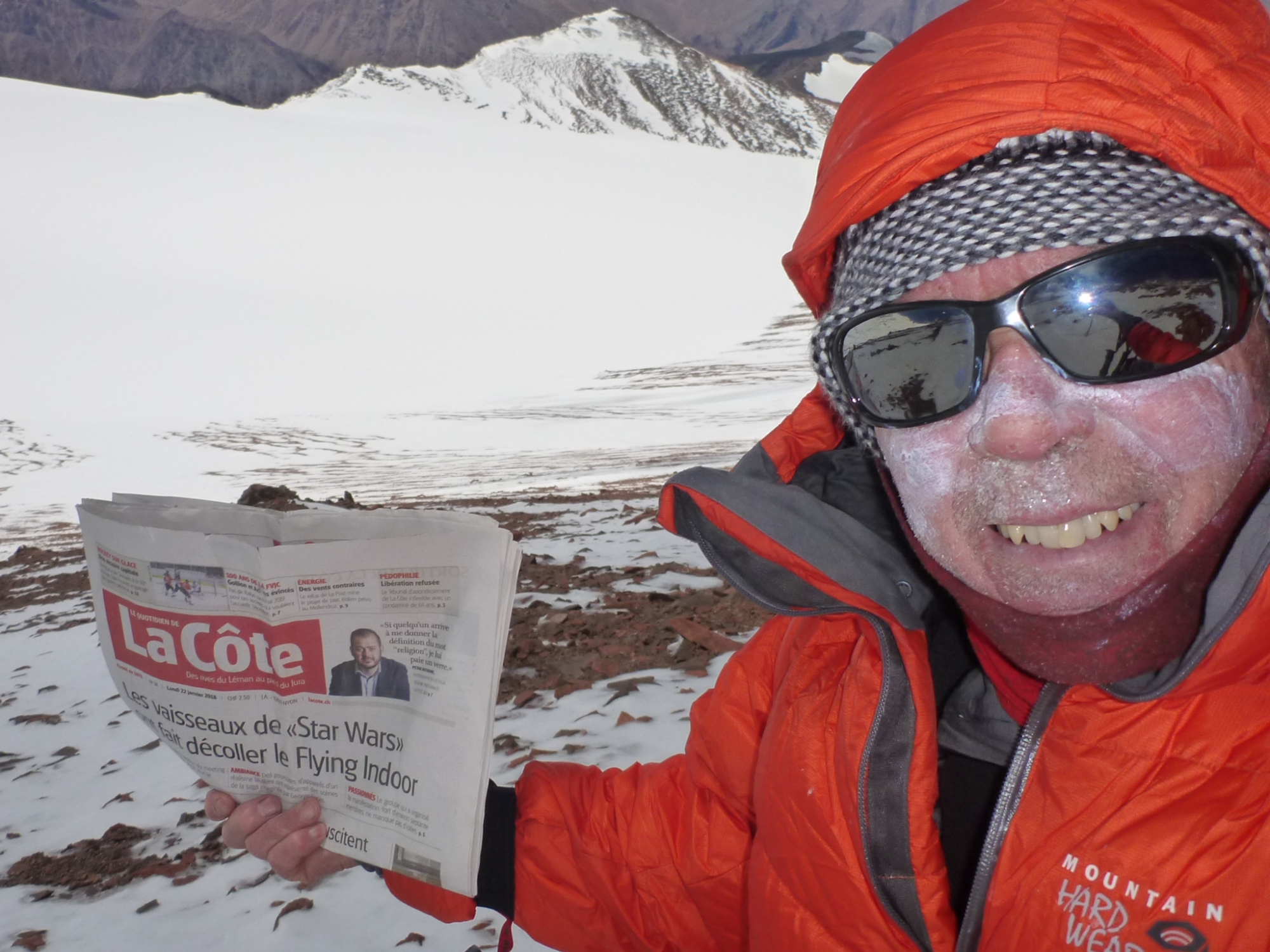 Daniel Perler pose avec "Le Quotidien de La Côte", en Argentine.