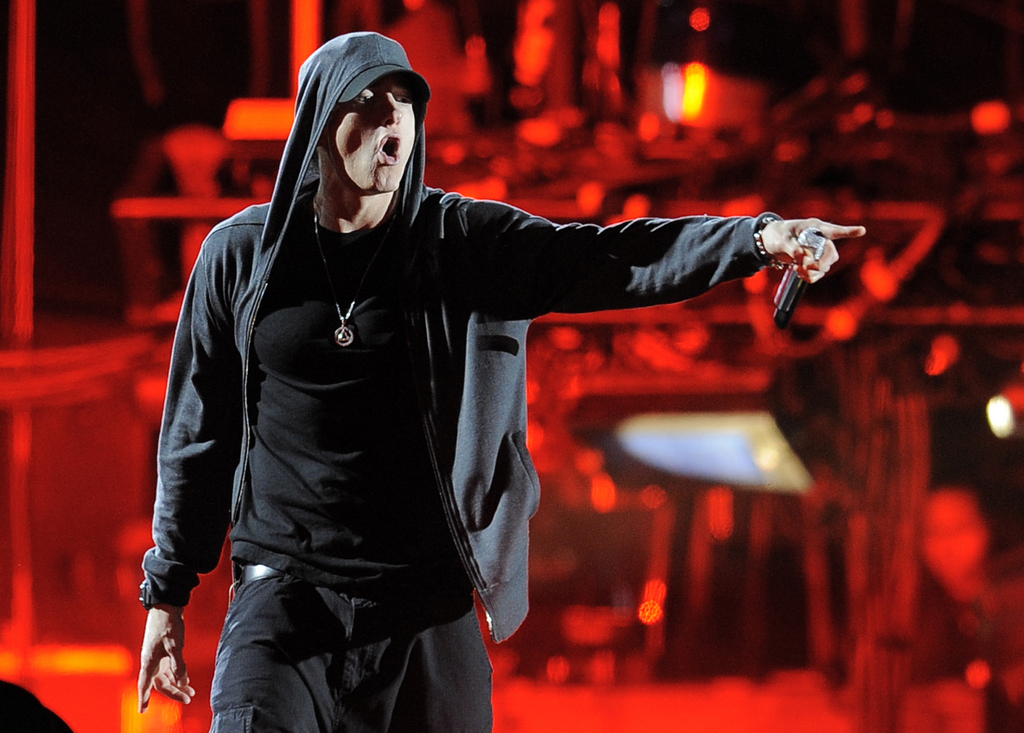 "Ce pays tout entier devient taré / Et la NRA nous bloque le passage", a rappé Eminem.