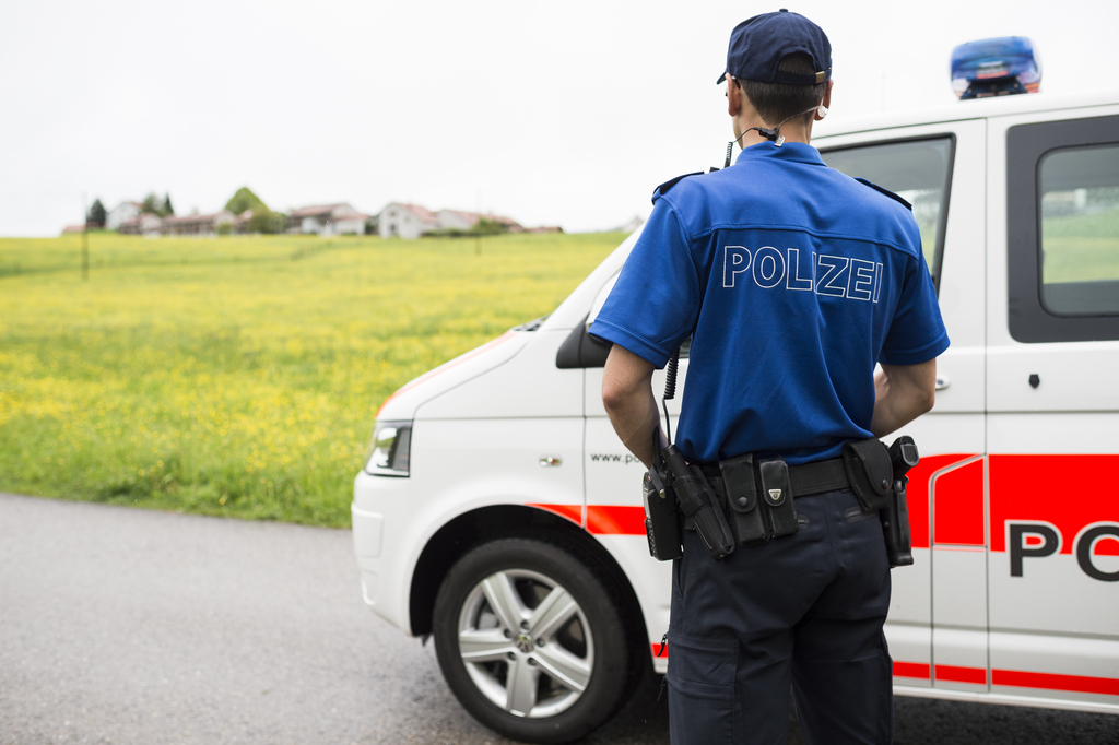 Le président des chefs des départements de justice et police appelle la Suisse à engager 2000 policiers supplémentaires et à créer une réserve de police nationale.