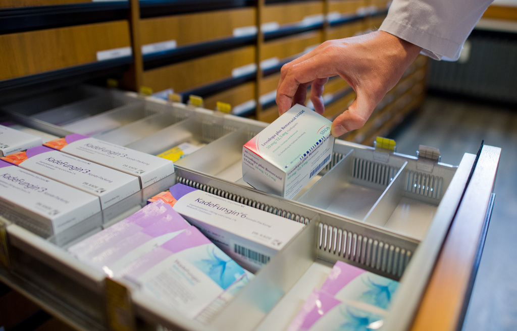 L'Office fédéral de santé publique (OFSP) a baissé le prix de plus de 400 médicaments d'environ 18% en moyenne. (illustration)