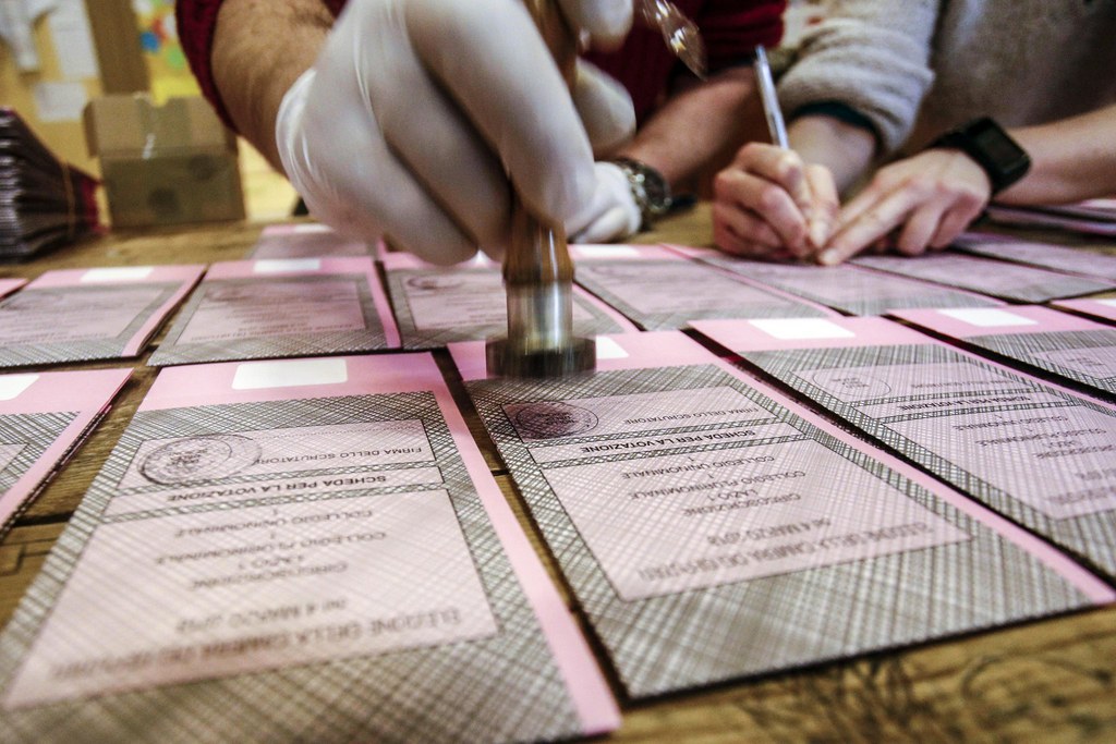 Les bureaux de vote ouvriront à 07h00 et fermeront à 23h00. Les premières estimations de résultats à partir des sondages réalisés à la sortie des urnes seront publiées dans la foulée.