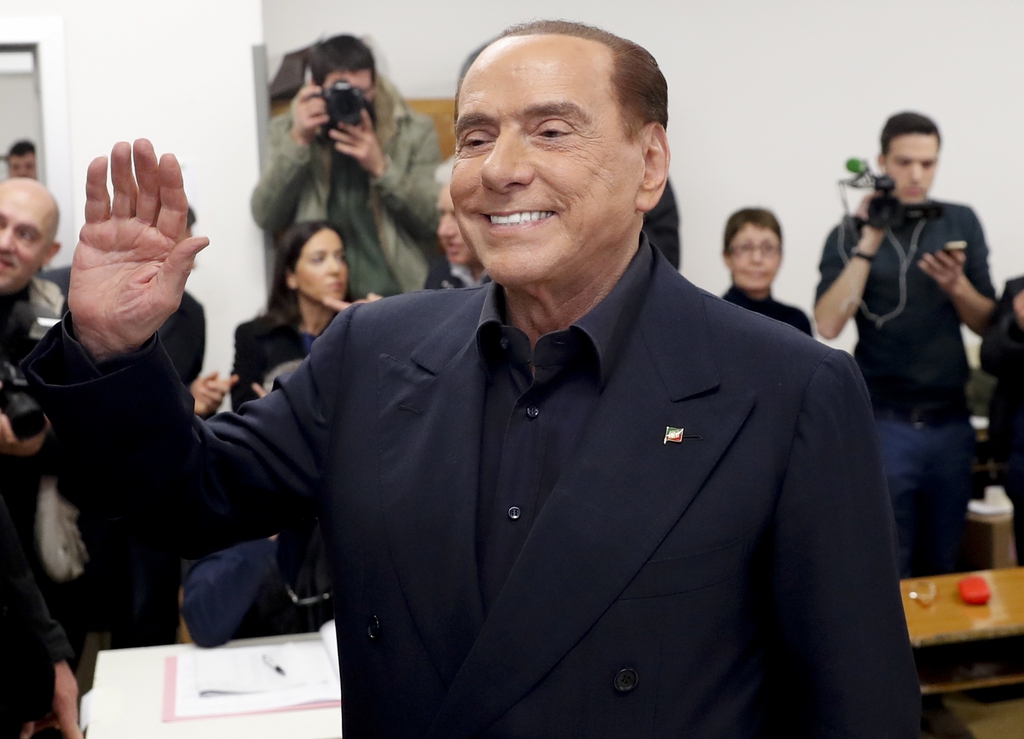La coalition de droite formée autour de Forza Italia de Silvio Berlusconi et de la Ligue de Matteo Salvini est arrivée en tête du scrutin.