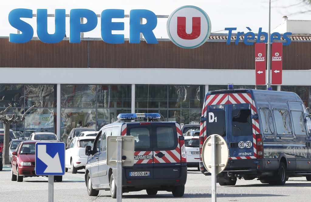 Un homme, fiché S, a pris plusieurs personnes en otage, ce vendredi après-midi, dans ce supermarché de Trèbes, en France. Il a tué 3 personnes avant d'être abattu.