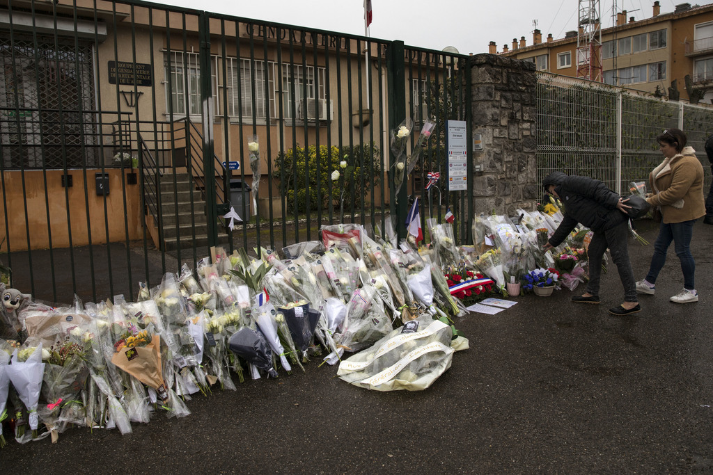 Plusieurs personnes ont déposé des gerbes de fleurs devant le commissariat de police de Carcassonne.