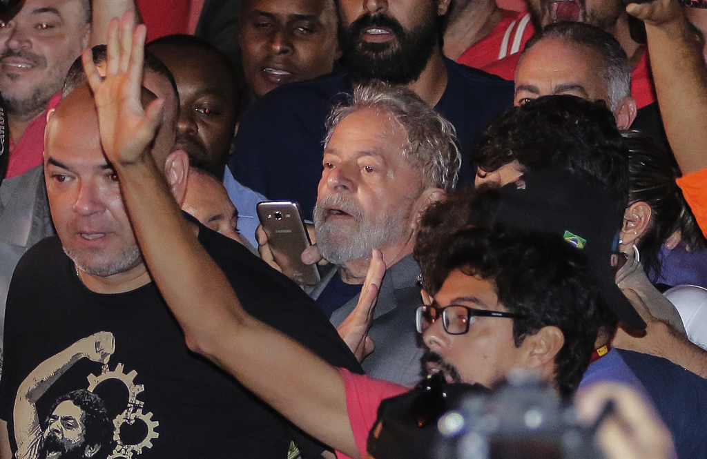 Lula ne pouvait plus guère éviter la prison, la cour suprême ayant auparavant rejeté le dernier recours de ses avocats, qui demandaient la suspension du mandat de dépôt en attendant que les recours contre sa condamnation soient examinés sur le fond.