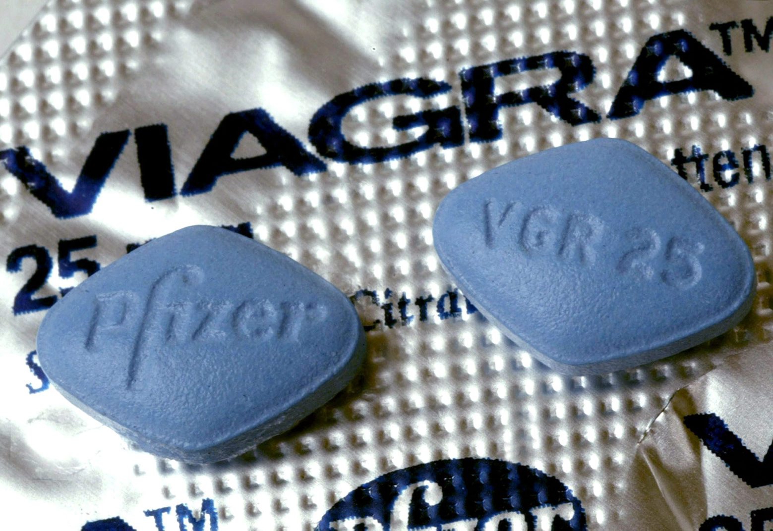 ARCHIV - Undatiert: Zwei Tabletten Viagra liegen auf der Medikamentenverpackung. (zu dpa ´Das blaue Wunder im Bett: 20 Jahre Viagraª vom 19.03.2018) (KEYSTONE/DPA/Uli Deck) DEUTSCHLAND VIAGRA