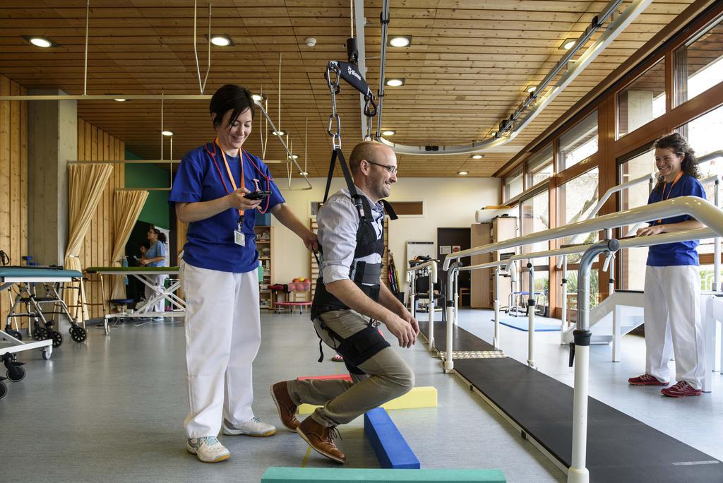 Julien Moncharmont, responsable du service médicothérapeutique, teste le Vector, un système de marche robotisé sécurisé. Tenu par un harnais relié à un chariot motorisé fixé sur un rail long de 25 mètres, il peut s’exercer à la marche ou à la station debout en toute sécurité.