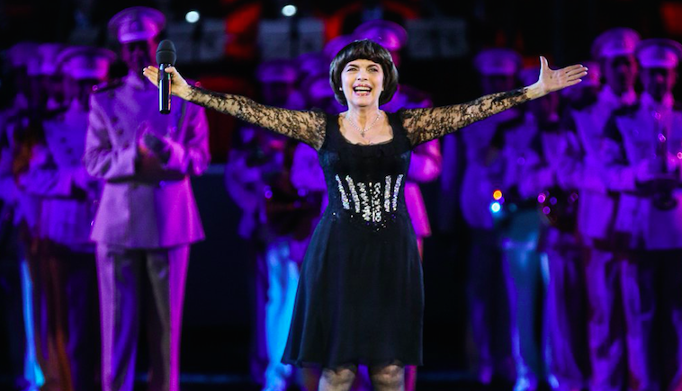 Mireille Mathieu participait au festival international de musique militaire à Moscou au mois de septembre 2014. 