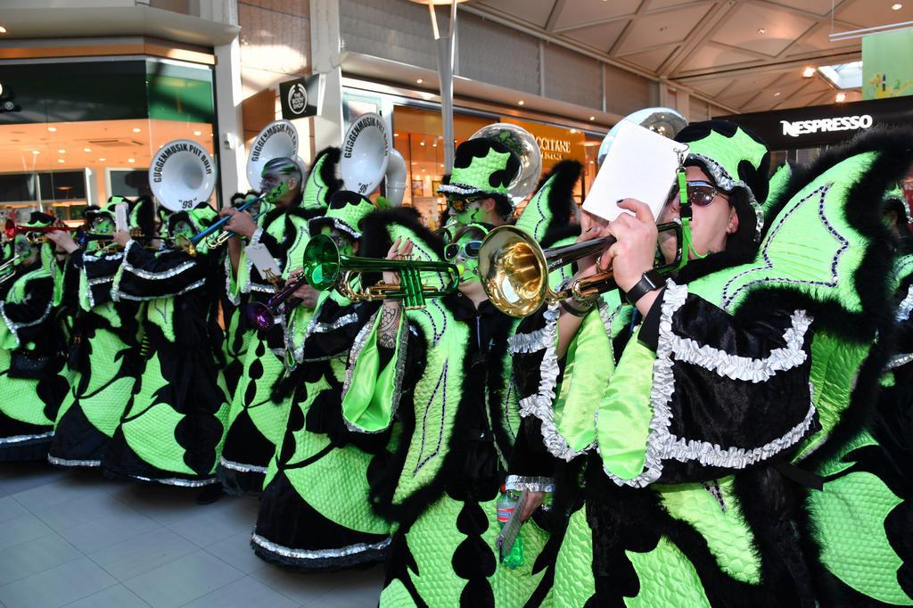 Les musiciens montheysans ont donné un air de carnaval au Centre Manor Chavannes.