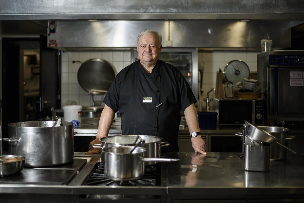 Jean-Pierre Vuille dans les cuisines du gymnase de Nyon