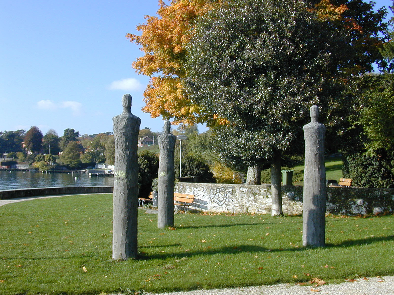 Un des grils a été installé au bord du lac dans le parc du Conservatoire