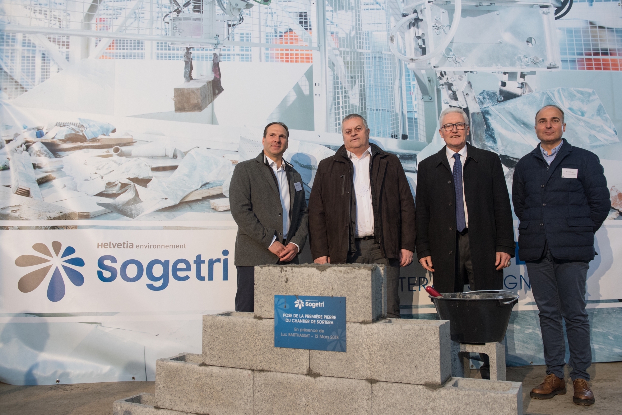 Le Conseiller d'Etat Luc Barthassat (deuxième en partant de la gauche) était présent à Satigny ce matin pour la pose de la première pierre.