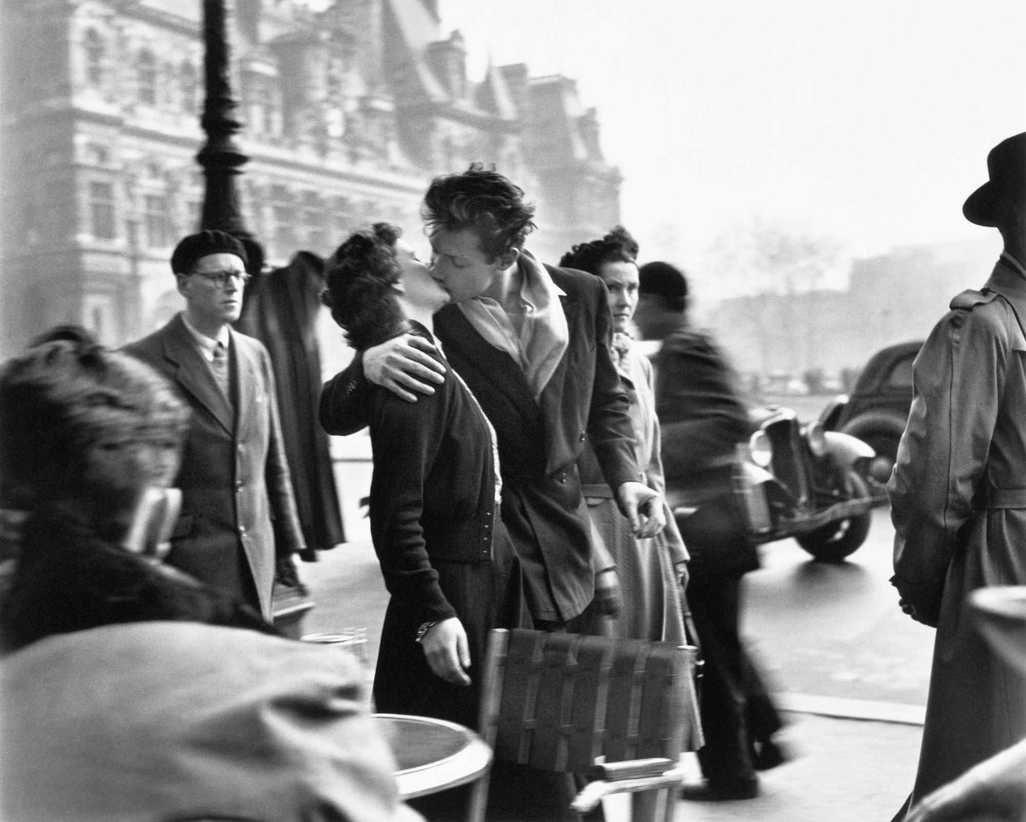 Le baiser de l'hôtel de ville, Paris (1950). L'une des plus célèbres photos de Robert Doisneau.
