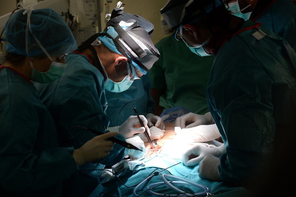 Neuf chirurgiens esthétiques et deux chirurgiens urologues ont participé à l'opération. 