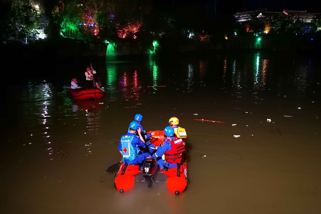 Les deux bateaux-dragons ont fait naufrage dans une rivière près de la ville de Guilin, dans le sud de la Chine.