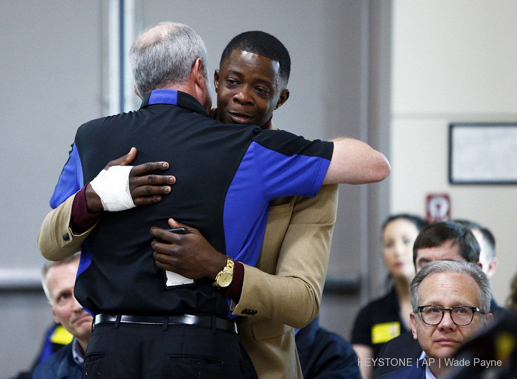 James Shaw, à droite, s'est précipité sur l'assaillant, l'a frappé avec la porte pivotante et a saisi son arme, qu'il a jetée par-dessus le comptoir.