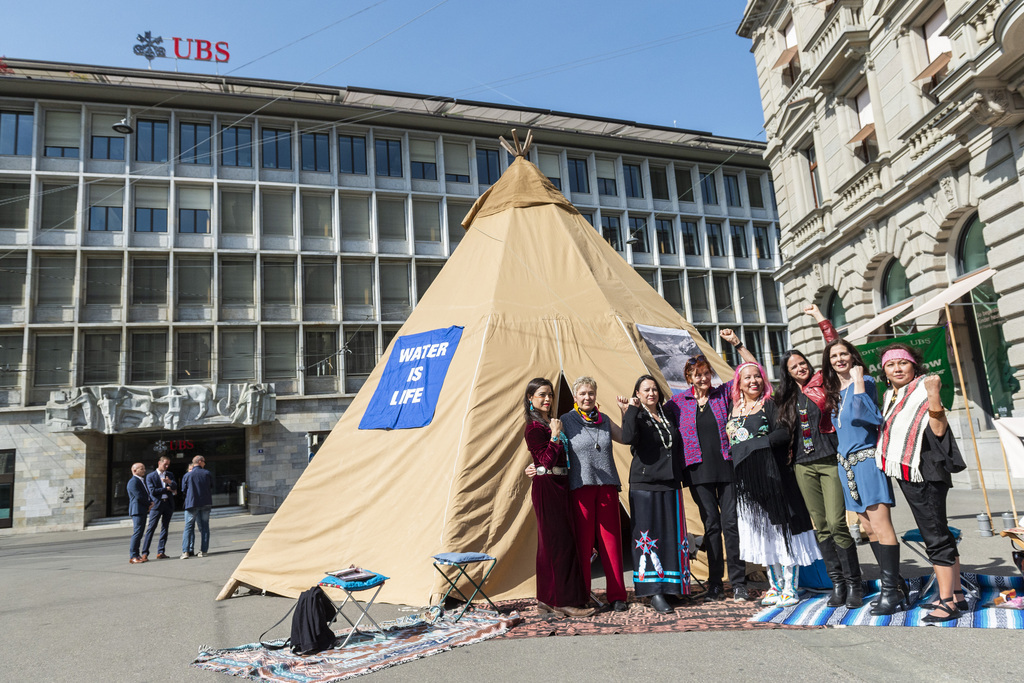 Des militants de Greenpeace et des femmes autochtones amérindiennes ont manifesté à Zurich. L'implication du Credit Suisse et d'UBS est dénoncée comme dommageable pour le climat.