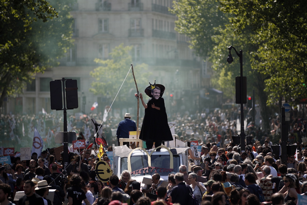 Le défilé a réuni des dizaines de milliers de personnes. Tous se plaignent des dernières réformes d'Emmanuel Macron, à la tête de la France depuis 1 année. 