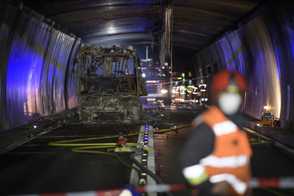 Le tunnel du San Bernardino dans les Grisons était fermé depuis vendredi après-midi à la suite de l'incendie d'un car de tourisme.