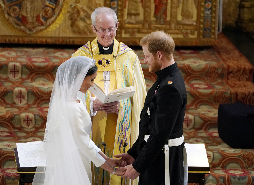Le couple a été déclaré marié par l'archevêque de Canterbury Justin Welby, chef spirituel de l'Eglise anglicane, après avoir échangé leurs voeux. 