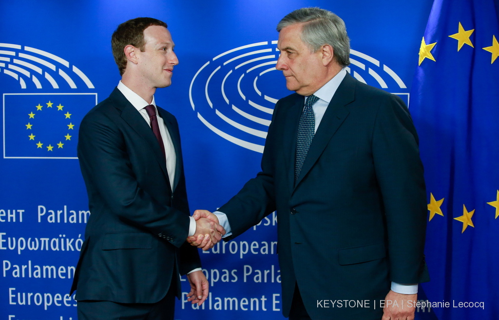 Le sourire de Mark Zuckerberg contraste avec le regard sombre du président du Parlement européen Antonio Tajani.