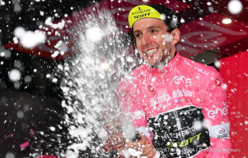 Simon Yates est encore en rose, mais il sent le souffle de Dumoulin dans sa nuque.