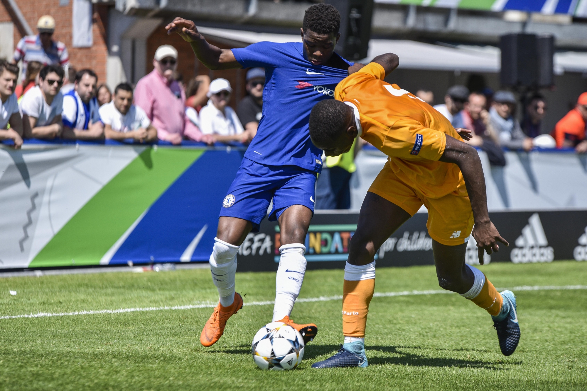 Nyon, vendredi 20 avril 2018, Collovray, football, Youth UEFA League, 1/2 finale, Chelsea (blue) vs Porto, Daishawn Redan et Pedro Justiniano (orange), photos Cédric Sandoz