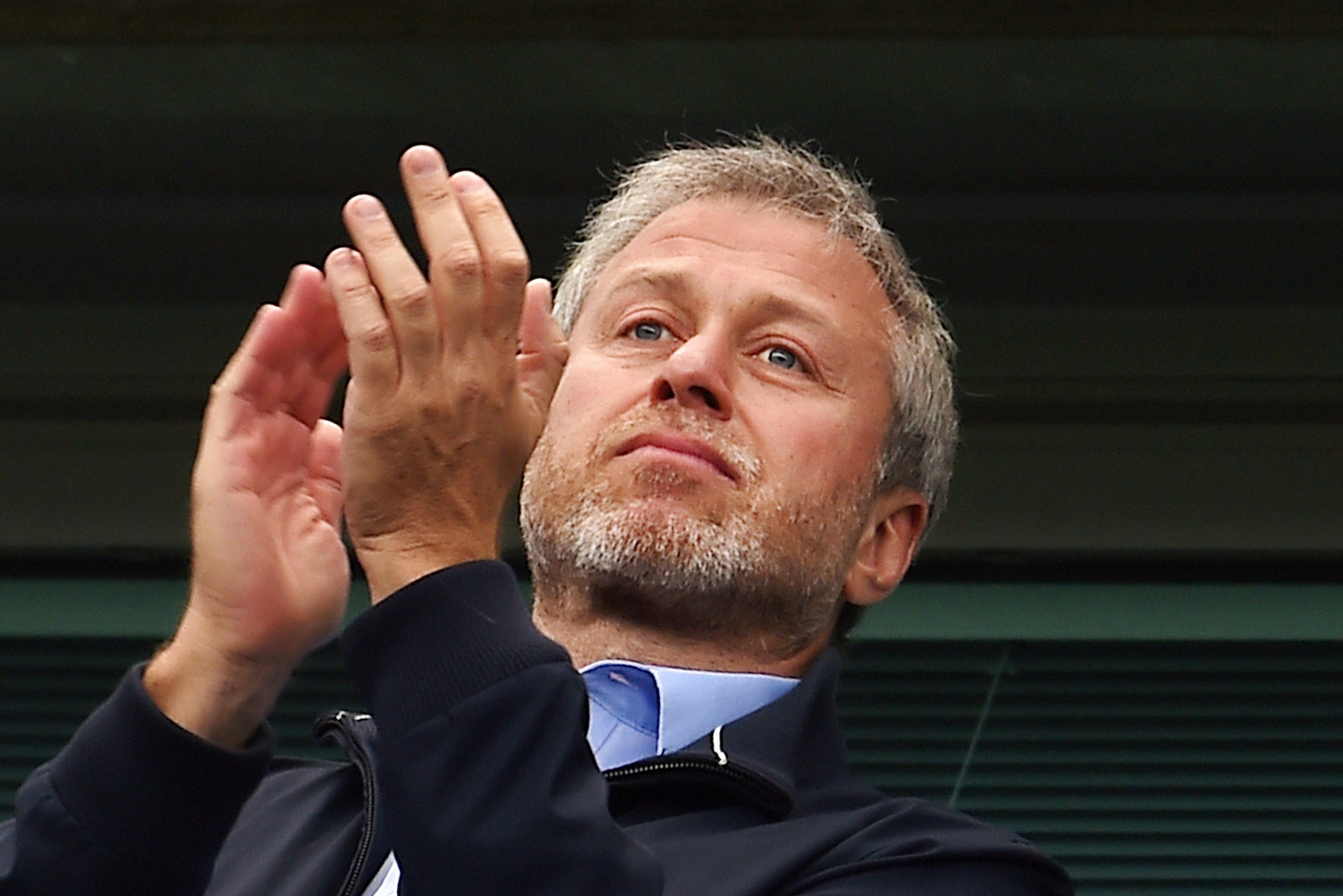 epa05978897 Chelsea owner Roman Abramovich  applauds his players during the English Premier League soccer match between Chlesea FC and Sunderland at Stamford Bridge in London, Britain, 21 May 2017.  EPA/ANDY RAIN EDITORIAL USE ONLY. No use with unauthorized audio, video, data, fixture lists, club/league logos or 'live' service. Online in-match use limited to 75 images, no video emulation. No use in betting, games or single club/league/player publications    EDITORI  EDITORIAL USE ONLY  EDITORIAL USE ONLY GROSSBRITANNIEN FUSSBALL PREMIER LEAGUE