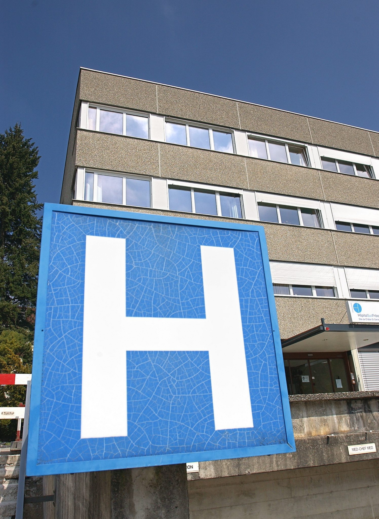 Hôpital du Sud fribourgeois, site de Châtel-Saint-Denis. 

Photo Lib./ Vincent MURITH, Châtel-St-Denis, 26.03.2002 Panneau indicateur avec le symbole de l'hôpital