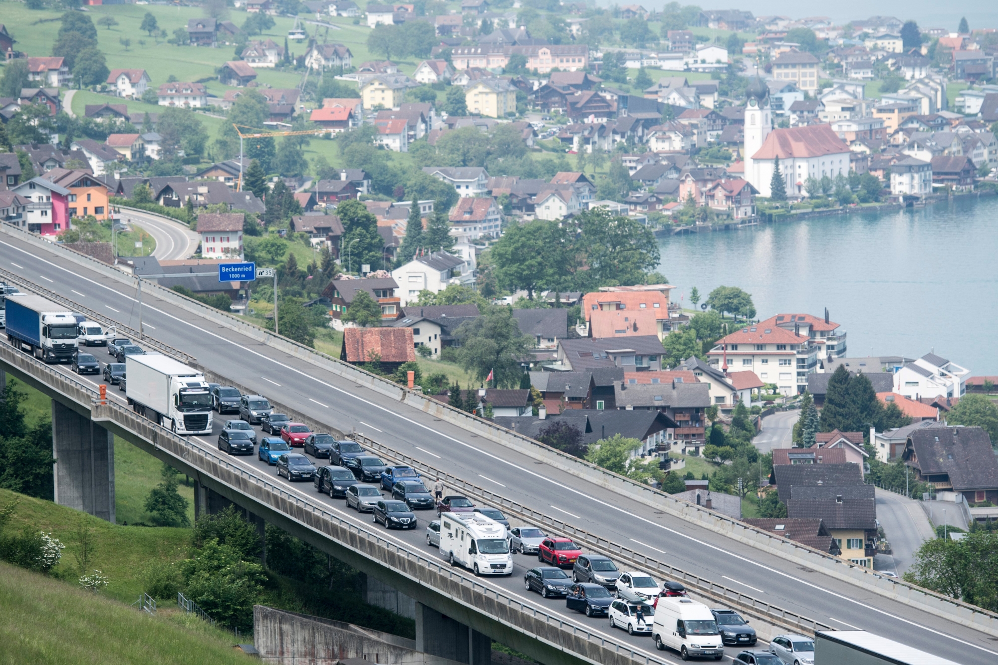 Der Gotthard Stau vor dem Seelisberg Tunnel Nordportal am Samstag, 19. Mai 2018. Der Reiseverkehr staut sich vor dem Gotthard Tunnel auf der Autobahn A2 zwischen Goeschenen und Stans in Richtung Sueden. (KEYSTONE/Urs Flueeler)  SCHWEIZ BECKENRIED GOTTHARD STAU