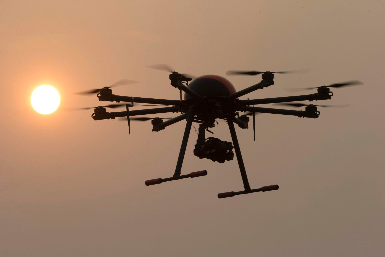 Le SESE ne fournit pas d'informations sur le pilote de drone fautif, ni sur la taille et le type de son engin. (illustration)