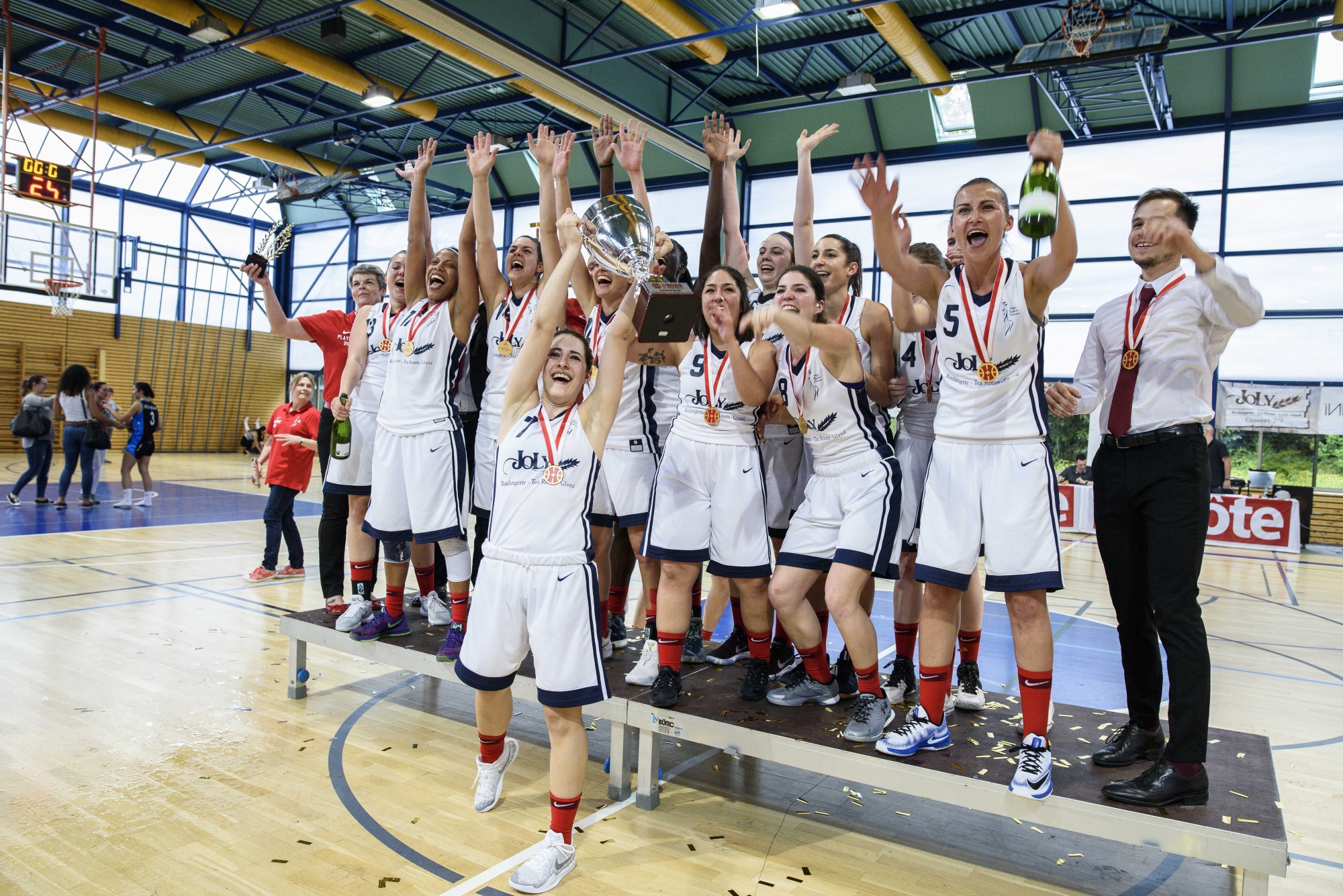 La joie des Nyonnaises au moment de soulever le trophée de championnes de Suisse de LNB.