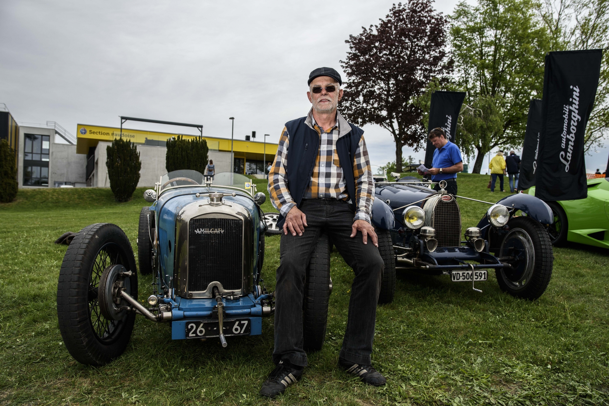 Guy et son Amilcar C6 de 1926, à côté une Bugatti, lors des 100 ans du TCS.