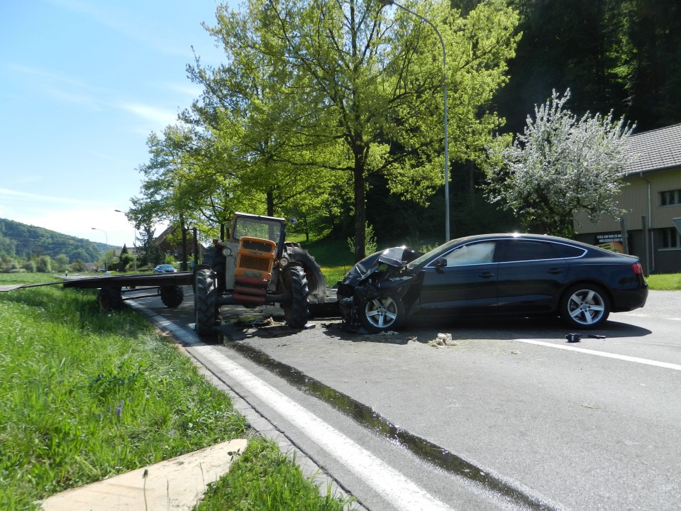 Un tracteur est entré en collision samedi après-midi à Gränichen (AG) avec une voiture.