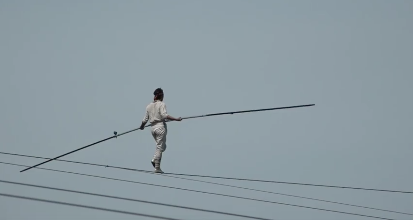 Le funambule canadien Laurence Tremblay-Vu s'est élancé sur un câble d'acier suspendu à 25 mètres au-dessus de l'eau.