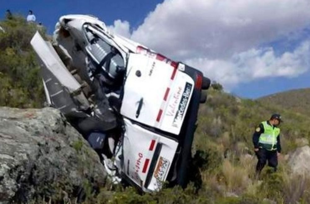 Le véhicule, qui transportait douze Allemands et deux Péruviens, circulait entre la ville d'Arequipa et le village touristique de Chivay, à 3600 mètres d'altitude.