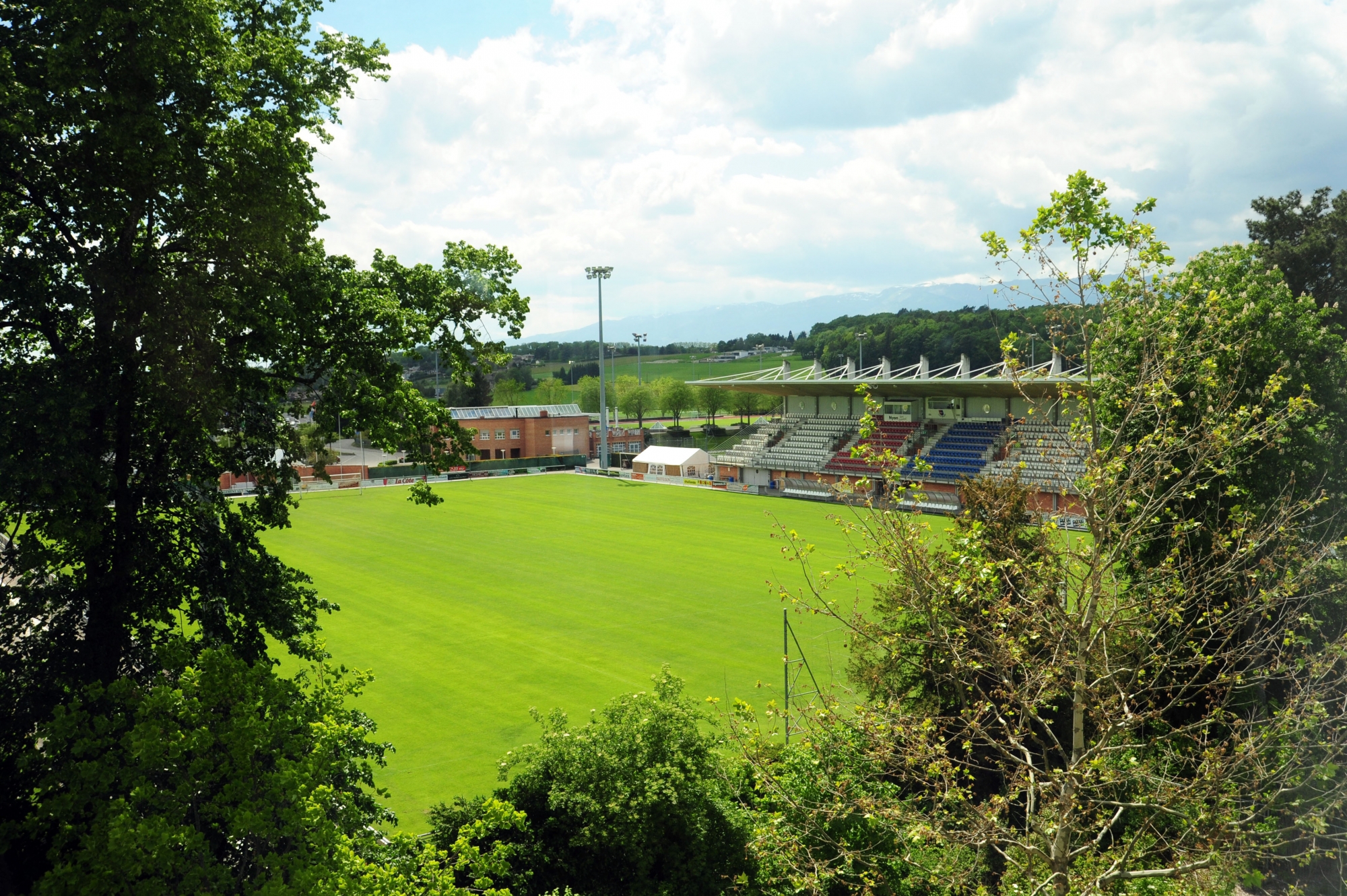 Le stade de Colovray, géré par l’UEFA depuis 2010, ne répond pas aux exigences de la Swiss Football League.
