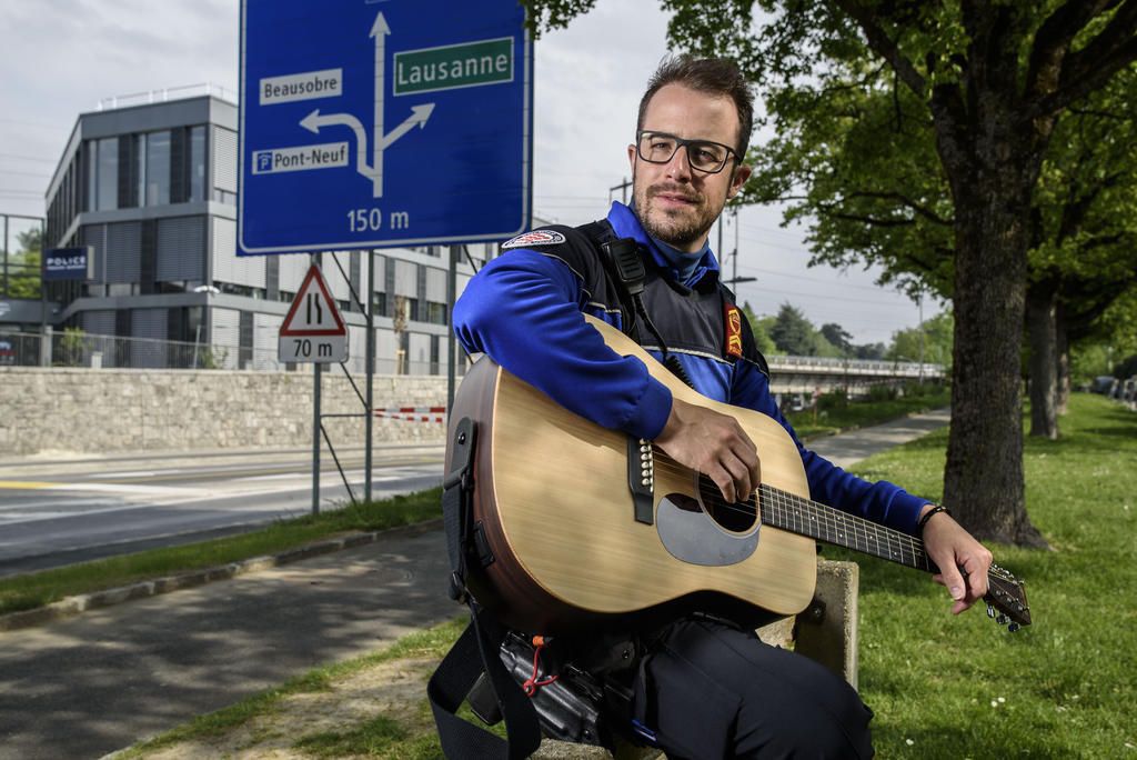  Loïc Epitaux-Fallot, policier et chanteur, sort son deuxième album.