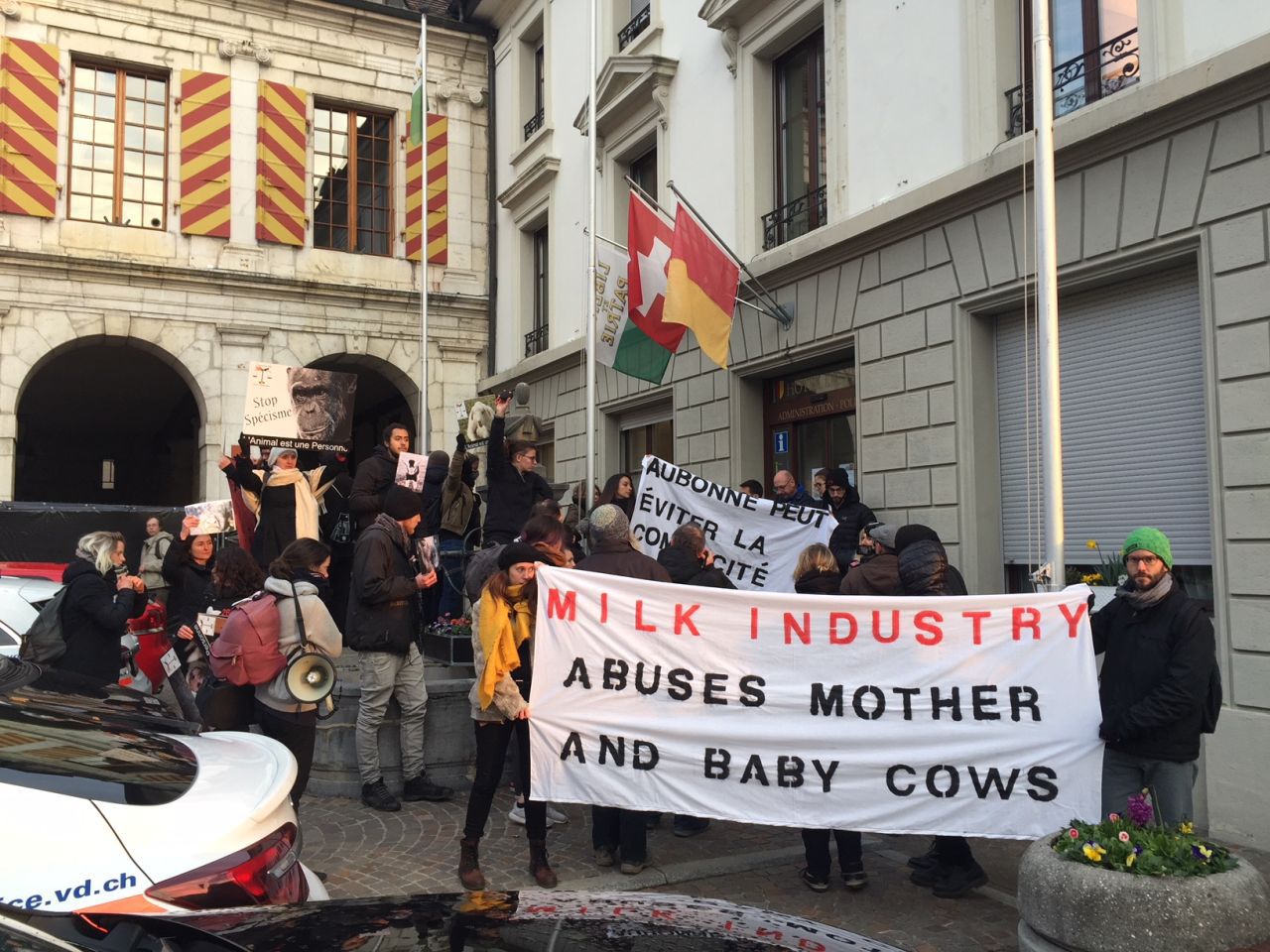 Le mardi 27 mars, les antispécistes ont manifesté également à Aubonne, bloquant la circulation dans le bourg.