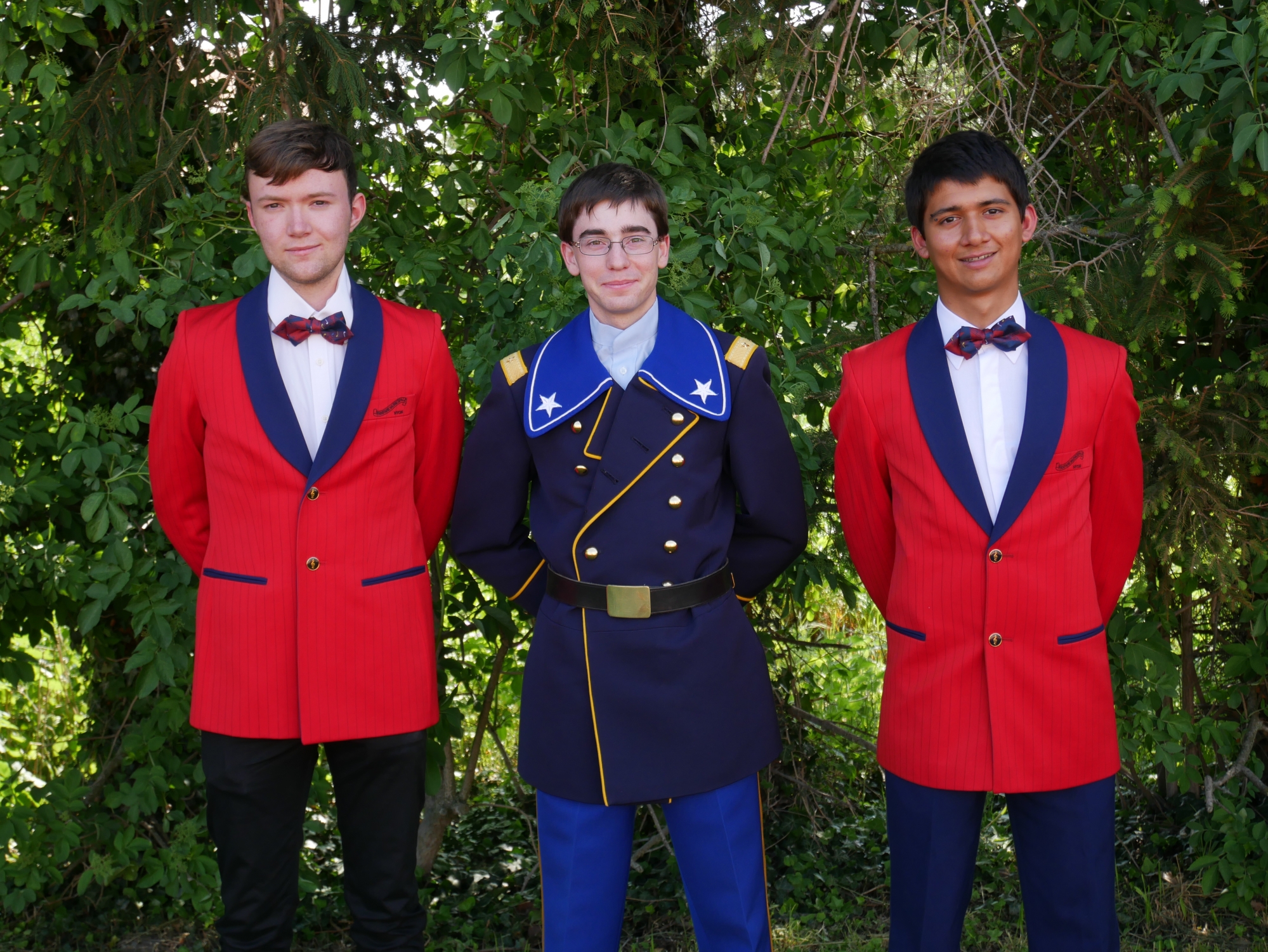 De gauche à droite: David Campbell, Samuel Dorsaz, et Adrian Perera font partie de la fanfare de l'école de recrue. David Campbell et Adrian Perera posent ici dans l'uniforme rouge de la Fanfare de Nyon.