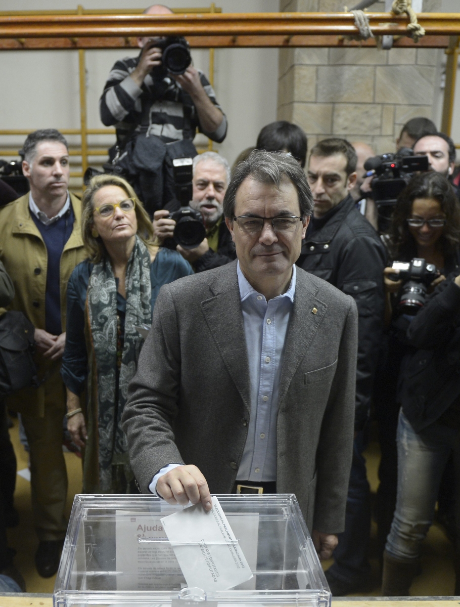 The leader of center-right Catalan Nationalist Coalition (CiU), Artur Mas  casts his vote during elections for the 'Generalitat de Catalunya' (Catalan Autonomous Government) in Barcelona, Sunday, Nov. 25, 2012. Voters in Catalonia begin casting their ballots in regional elections that could determine the future shape of Spain. If voters give the regional government strong support, its leader pledged to hold a referendum asking Catalans if they'd prefer to split from Spain and go it alone in the 27-member EU. (AP Photo/Manu Fernandez)