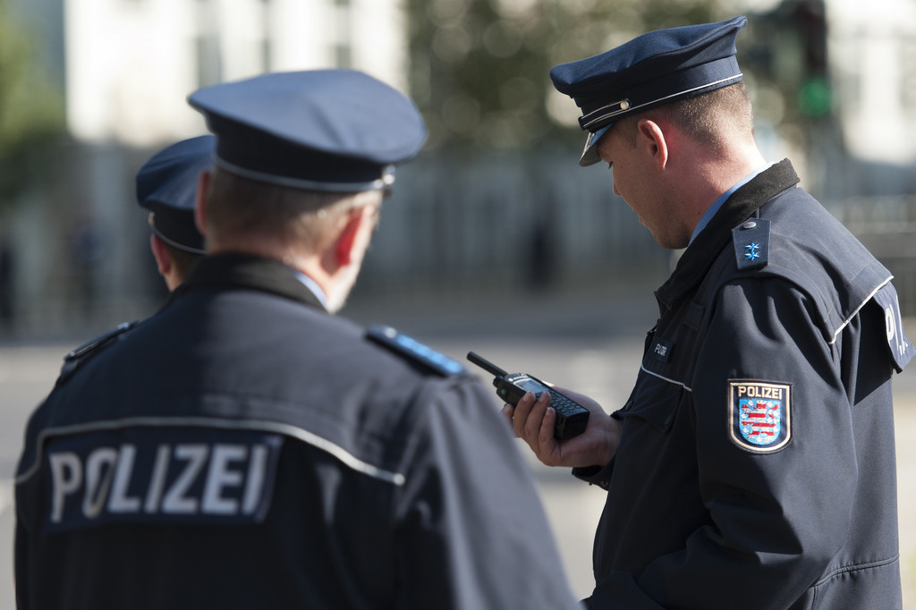 ARCHIV: Polizeibeamte sichern in Erfurt  in Thueringen eine Sicherheitsschleuse (Foto vom 24.09.11). Die Spitzen der deutschen Polizei diskutieren am Montag (17.10.11) mit der Politik ueber die kuenftige Ausrichtung ihres Berufsstandes. Dabei geht es um Aspekte wie Gewalt gegen Polizeibeamte, die Kompetenzen des Bundes und die Errichtung einer Bundesfinanzpolizei. (zu dapd-Text) Foto: Jens Schlueter/dapd