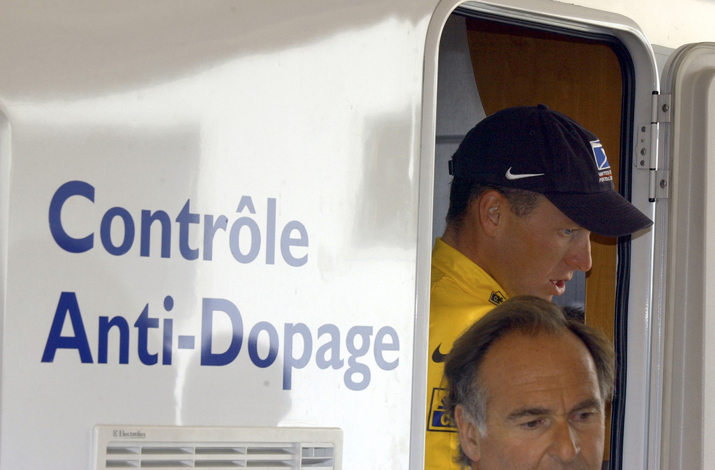 L'Américain Lance Armstrong, vainqueur de sept Tours de France de 1999 à 2005, fait l'objet d'un rapport de plus de 1000 pages qui conclut à un usage massif de dopage.